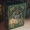 2026/04/1000132605-scaled.jpg Jarrón Grimorio "Green Witch" - Cerámica Decorativa Estilo Libro (13.5 cm)