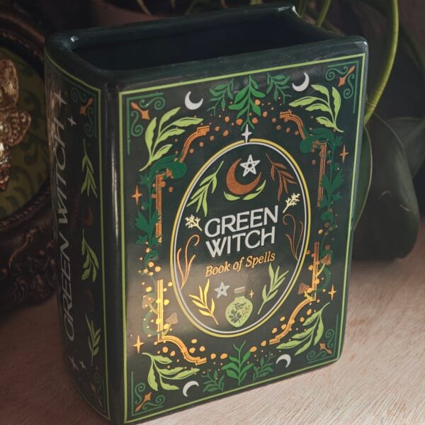 2026/04/1000132605-scaled.jpg Jarrón Grimorio "Green Witch" - Cerámica Decorativa Estilo Libro (13.5 cm)