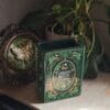 2026/04/1000132606-scaled.jpg Jarrón Grimorio "Green Witch" - Cerámica Decorativa Estilo Libro (13.5 cm)