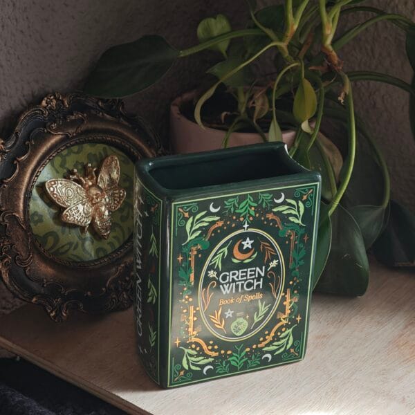 2026/04/1000132606-scaled.jpg Jarrón Grimorio "Green Witch" - Cerámica Decorativa Estilo Libro (13.5 cm)