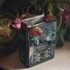 Jarrón Libro "Poisonous Plants" - Cerámica Dark Academia y Botánica Macabra