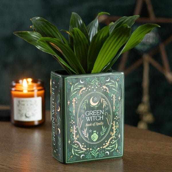 2026/04/1000133366.jpg Jarrón Grimorio "Green Witch" - Cerámica Decorativa Estilo Libro (13.5 cm)