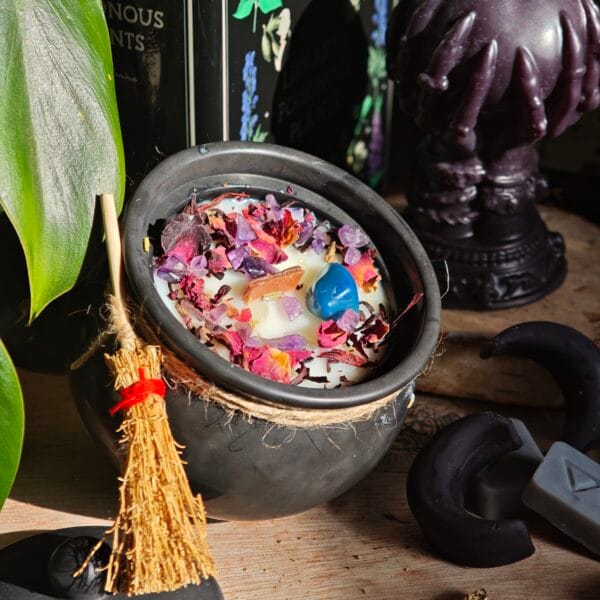 2026/04/1000133906-scaled.jpg Pack Ritual Bruja Nocturna – Velas aromáticas, incienso y ritual de limpieza Edición Beltane