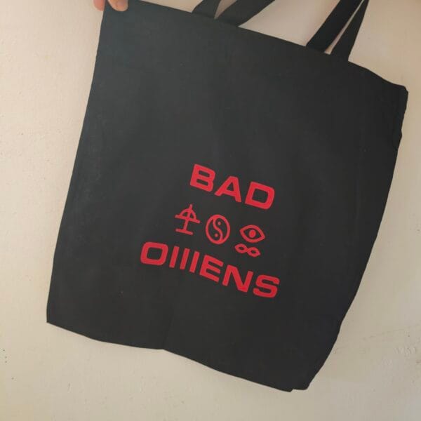 2026/04/1000134035-scaled.jpg Tote Bag Bad Omens - Simbología Red Edition 👁️⚡