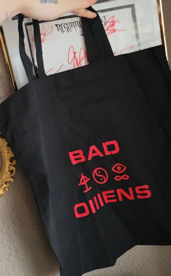 2026/04/1000134047.jpg Tote Bag Bad Omens - Simbología Red Edition 👁️⚡