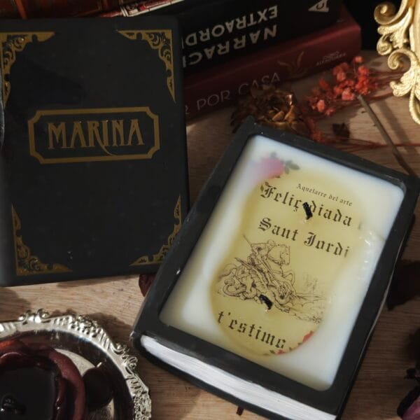 2026/04/1000134309-scaled.jpg 🕯️ Pack Especial Sant Jordi: Vela Libro + Kit de Encendido + Regalo 🌹