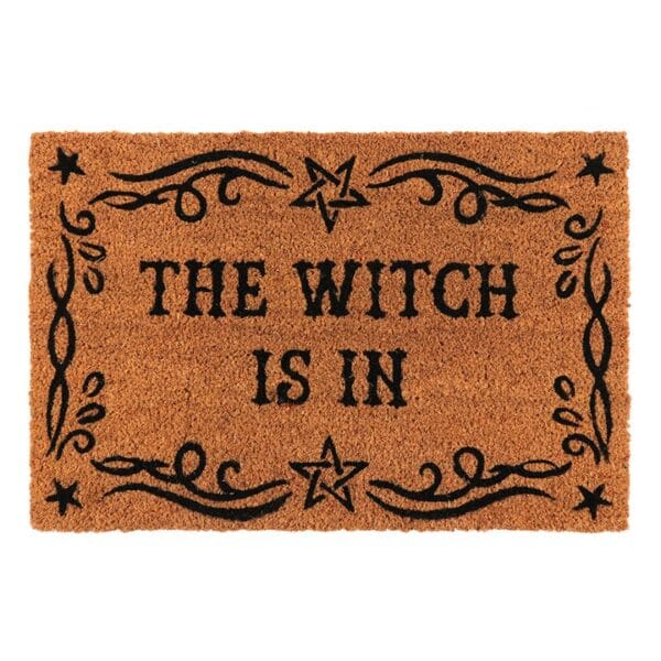 Felpudo "The Witch Is In" – Fibra de Coco y Estilo Gótico (60x40cm)