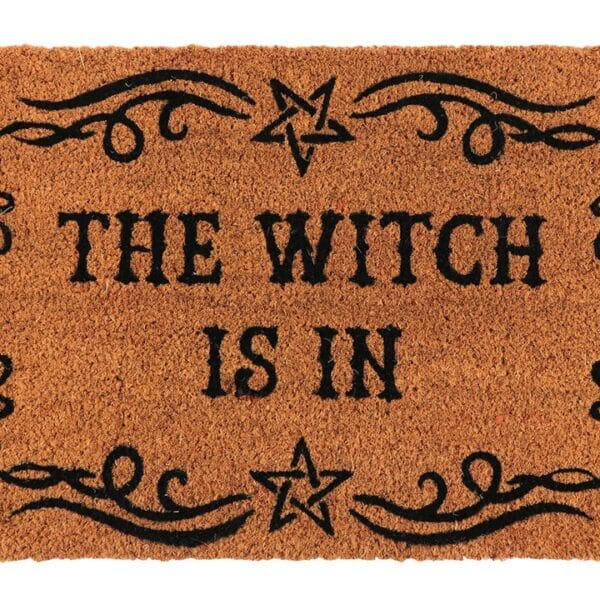 Felpudo "The Witch Is In" – Fibra de Coco y Estilo Gótico (60x40cm)