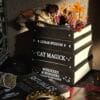 Jarrón "Black Cat Magick" – Apilado de Libros Gótico