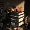 Jarrón "Black Cat Magick" – Apilado de Libros Gótico