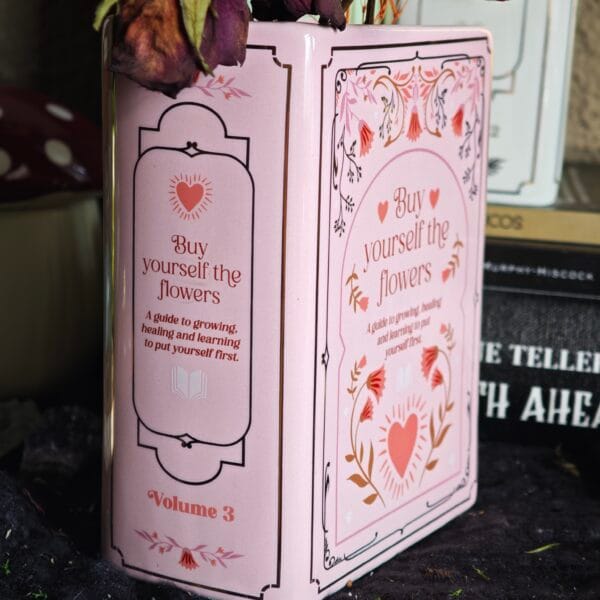 IMG_20260506_185533 Jarrón Cerámico con Forma de Libro "Buy Yourself The Flowers" – Florero Rosa Aesthetic para Lectoras