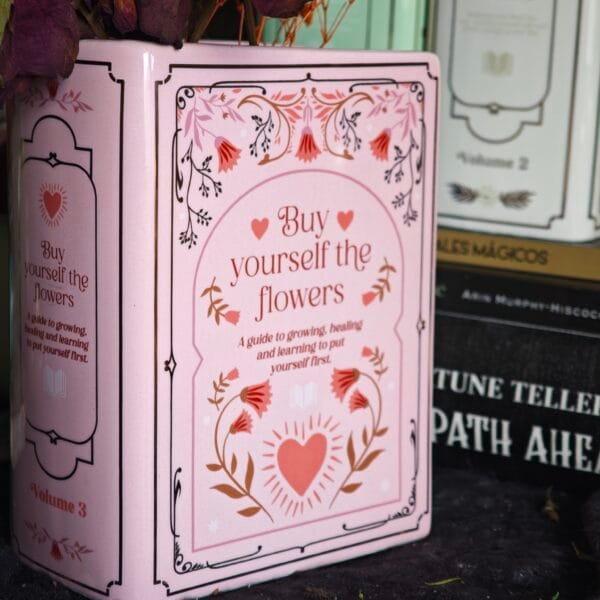 IMG_20260506_185536 Jarrón Cerámico con Forma de Libro "Buy Yourself The Flowers" – Florero Rosa Aesthetic para Lectoras
