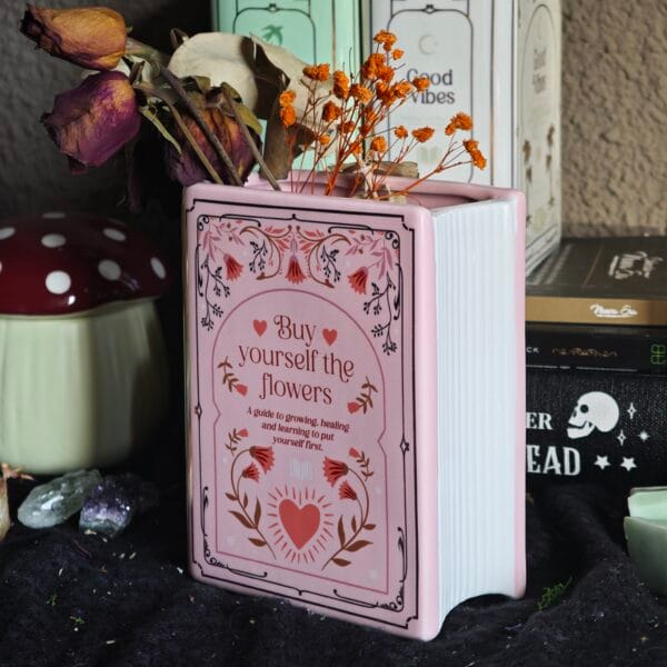 IMG_20260506_185545 Jarrón Cerámico con Forma de Libro "Buy Yourself The Flowers" – Florero Rosa Aesthetic para Lectoras