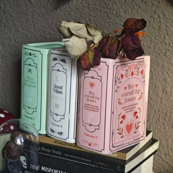 IMG_20260506_185622 Jarrón Cerámico con Forma de Libro "Buy Yourself The Flowers" – Florero Rosa Aesthetic para Lectoras
