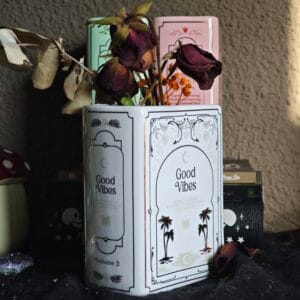 Jarrón Cerámico "Good Vibes" Forma de Libro – Florero Blanco y Dorado Decorativo para el Hogar