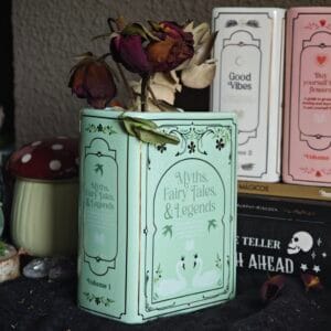 Jarrón Cerámico "Myths, Fairy Tales & Legends" – Florero Libro Verde Menta y Dorado Estilo Vintage