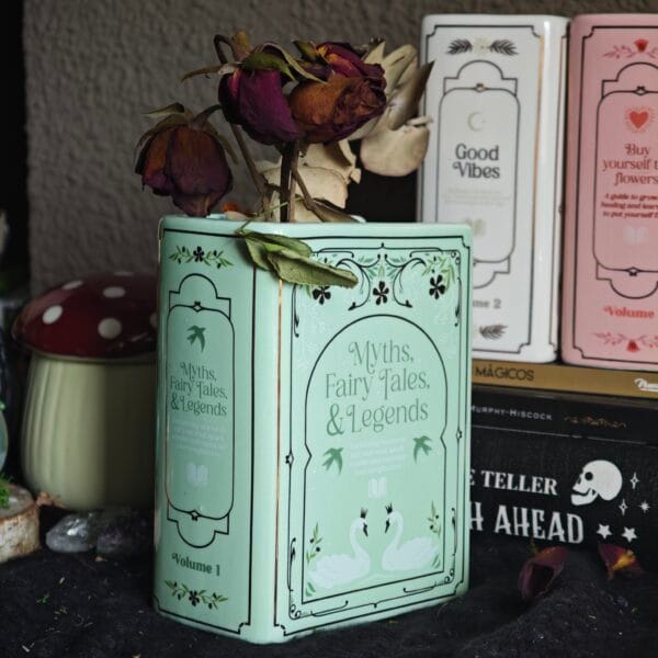 IMG_20260506_185841 Jarrón Cerámico "Myths, Fairy Tales & Legends" – Florero Libro Verde Menta y Dorado Estilo Vintage