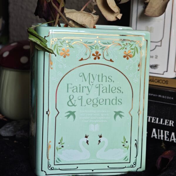 IMG_20260506_185850 Jarrón Cerámico "Myths, Fairy Tales & Legends" – Florero Libro Verde Menta y Dorado Estilo Vintage