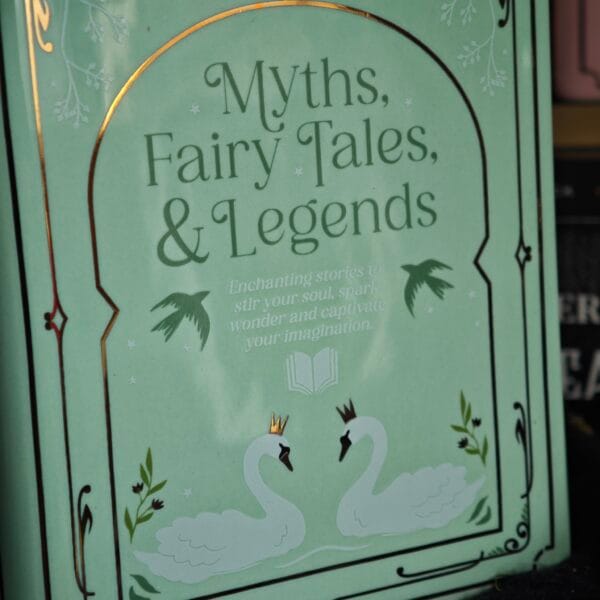 IMG_20260506_185852 Jarrón Cerámico "Myths, Fairy Tales & Legends" – Florero Libro Verde Menta y Dorado Estilo Vintage