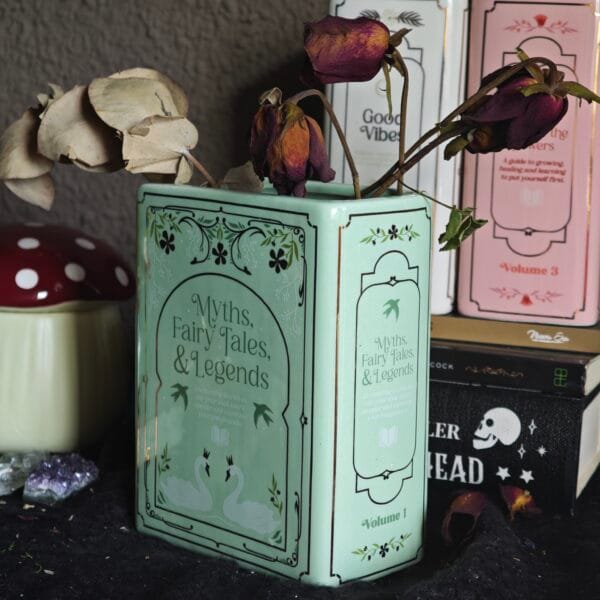 IMG_20260506_185905 Jarrón Cerámico "Myths, Fairy Tales & Legends" – Florero Libro Verde Menta y Dorado Estilo Vintage