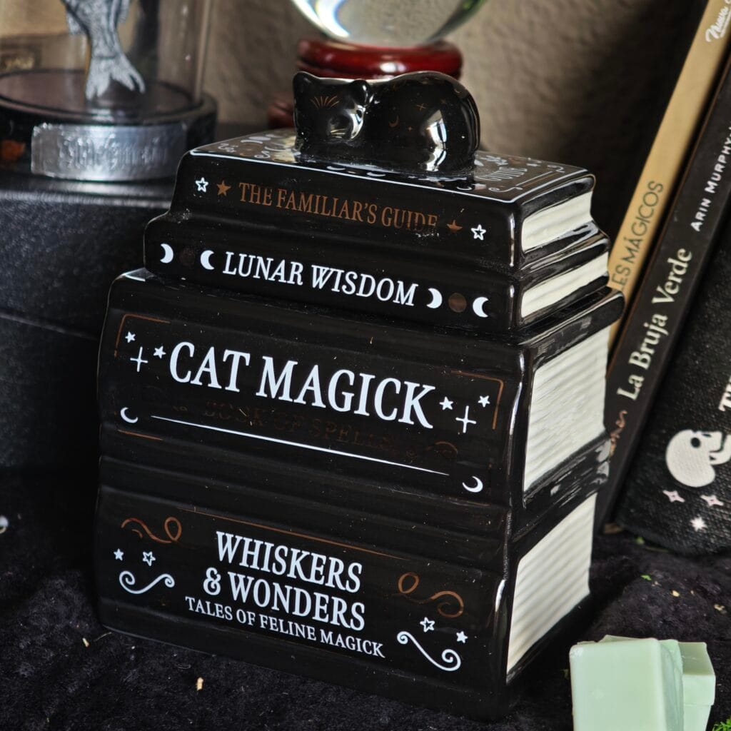 Quemador de Esencias "Gato Negro sobre Libros" – Quemador de Aceite Cerámico Estilo Místico y Brujil