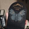 Altar de Pared Polilla Negra - (25cm) – Estante Gótico para Cristales y Tarot
