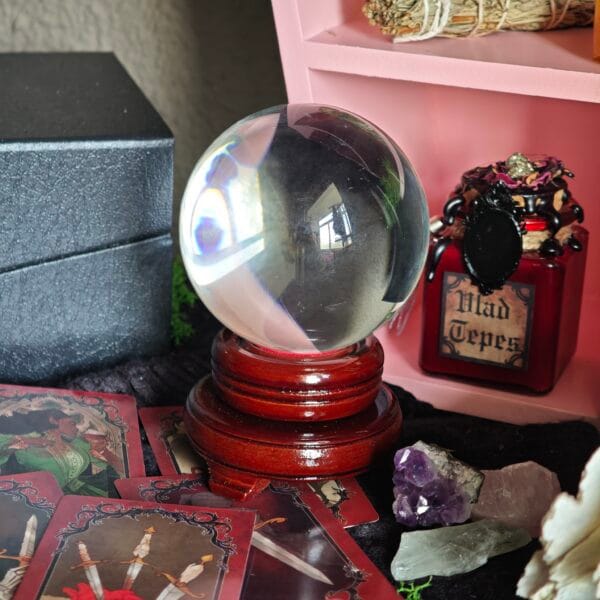 Bola de Cristal de 8cm con Peana de Madera – Instrumento de Adivinación y Decoración Gótica
