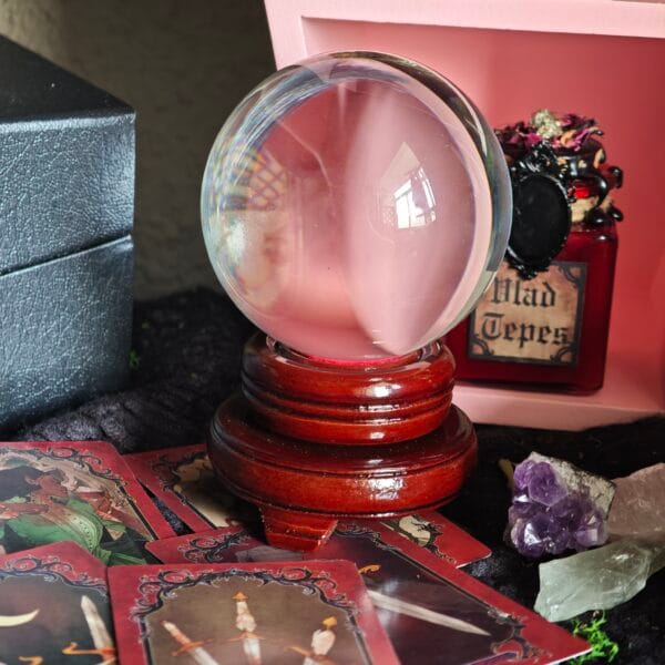 Bola de Cristal de 8cm con Peana de Madera – Instrumento de Adivinación y Decoración Gótica