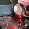 Bola de Cristal de 8cm con Peana de Madera – Instrumento de Adivinación y Decoración Gótica