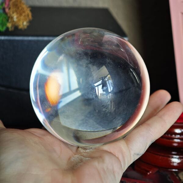 Bola de Cristal de 8cm con Peana de Madera – Instrumento de Adivinación y Decoración Gótica
