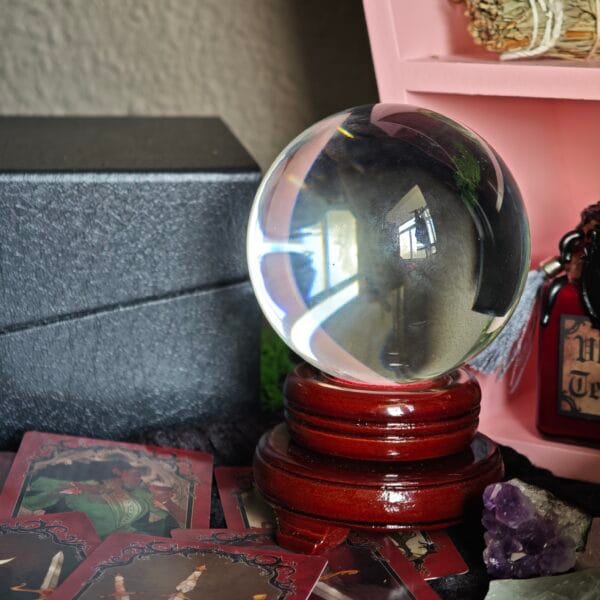 Bola de Cristal de 8cm con Peana de Madera – Instrumento de Adivinación y Decoración Gótica