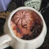 2026/08/1000144609-1-scaled.jpg Pumpkin Latte – Vela en Taza Calabaza