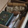 EL PRIMER GRIMORIO – Caja Regalo Green Witch con Velas, Inciensos y Minerales
