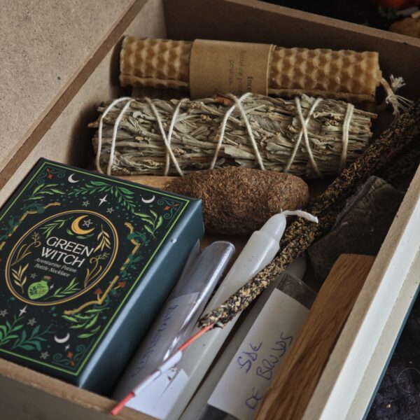 EL PRIMER GRIMORIO – Caja Regalo Green Witch con Velas, Inciensos y Minerales
