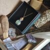 EL PRIMER GRIMORIO – Caja Regalo Green Witch con Velas, Inciensos y Minerales
