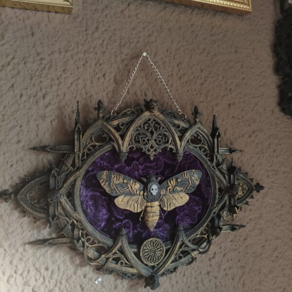Marco Gótico Polilla Calavera – Decoración Gótica de Pared