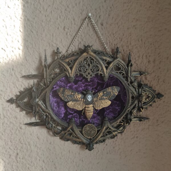 Marco Gótico Polilla Calavera – Decoración Gótica de Pared