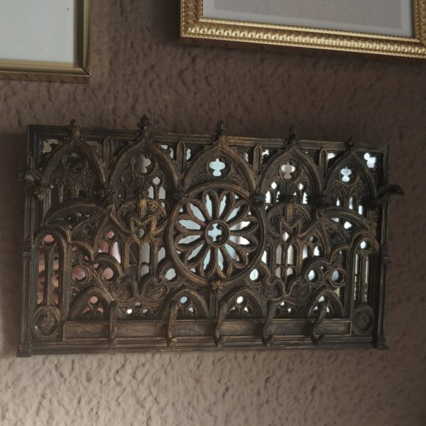 Organizador Gótico Catedral – Colgador para Joyas y Llaves