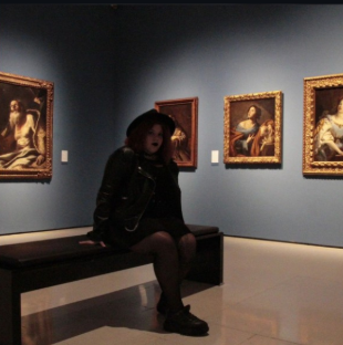 Roser, artesana detrás de Aquelarre del Arte, en una galería de arte