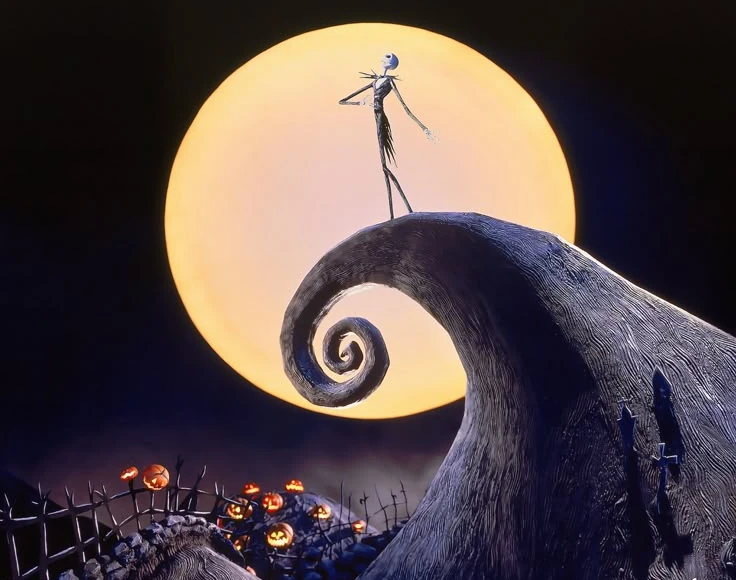Jack Skellington sobre la colina en espiral ante la luna llena, en Pesadilla antes de Navidad